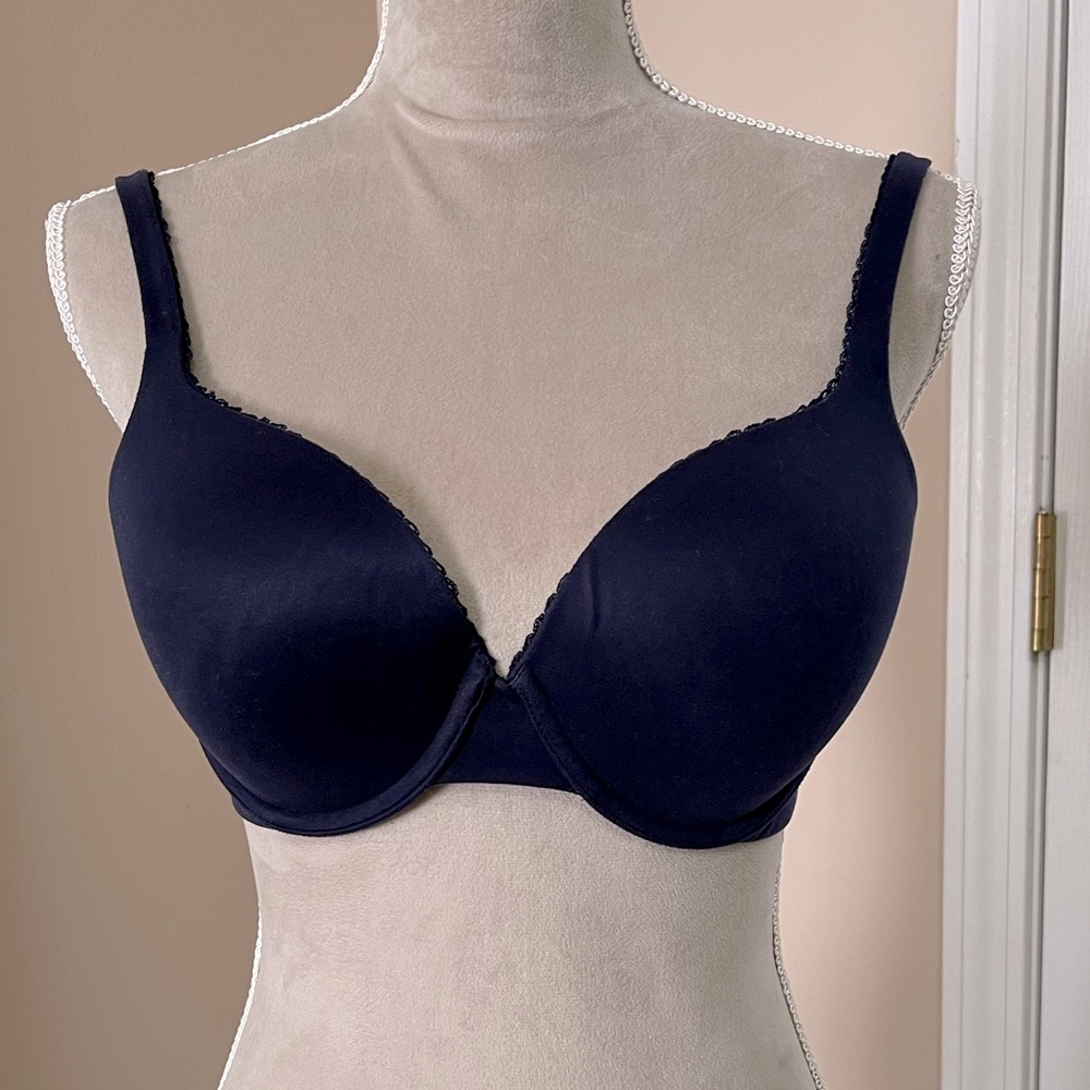 Victoria’s Secret body by Victoria navy blue perfect shape bra size 34D